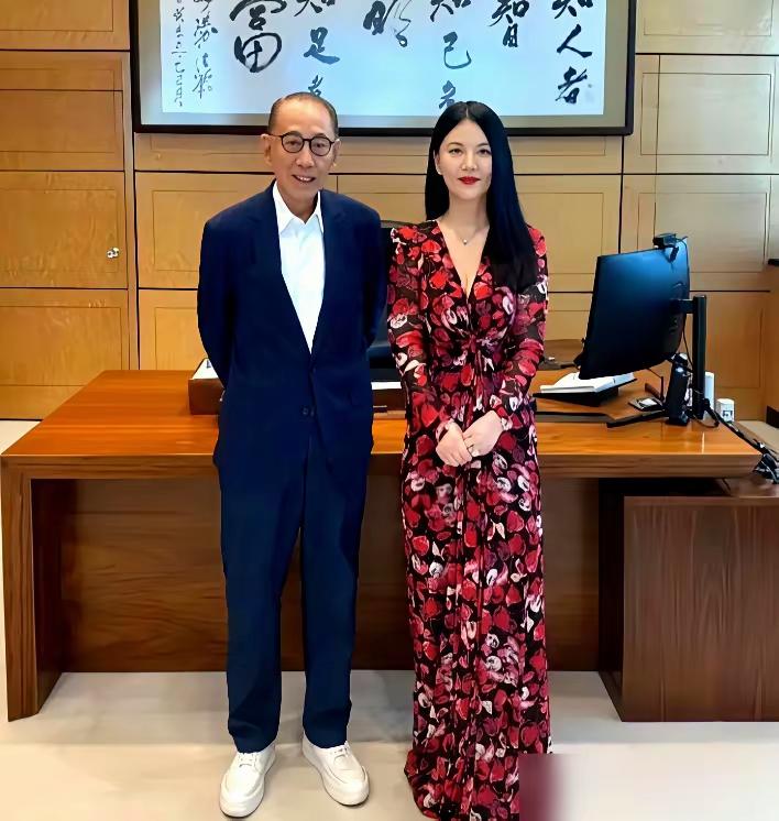 杨受成身边的美女是谁？她怎么大变模样了，我记得以前她属于微胖型的美女，如今人家