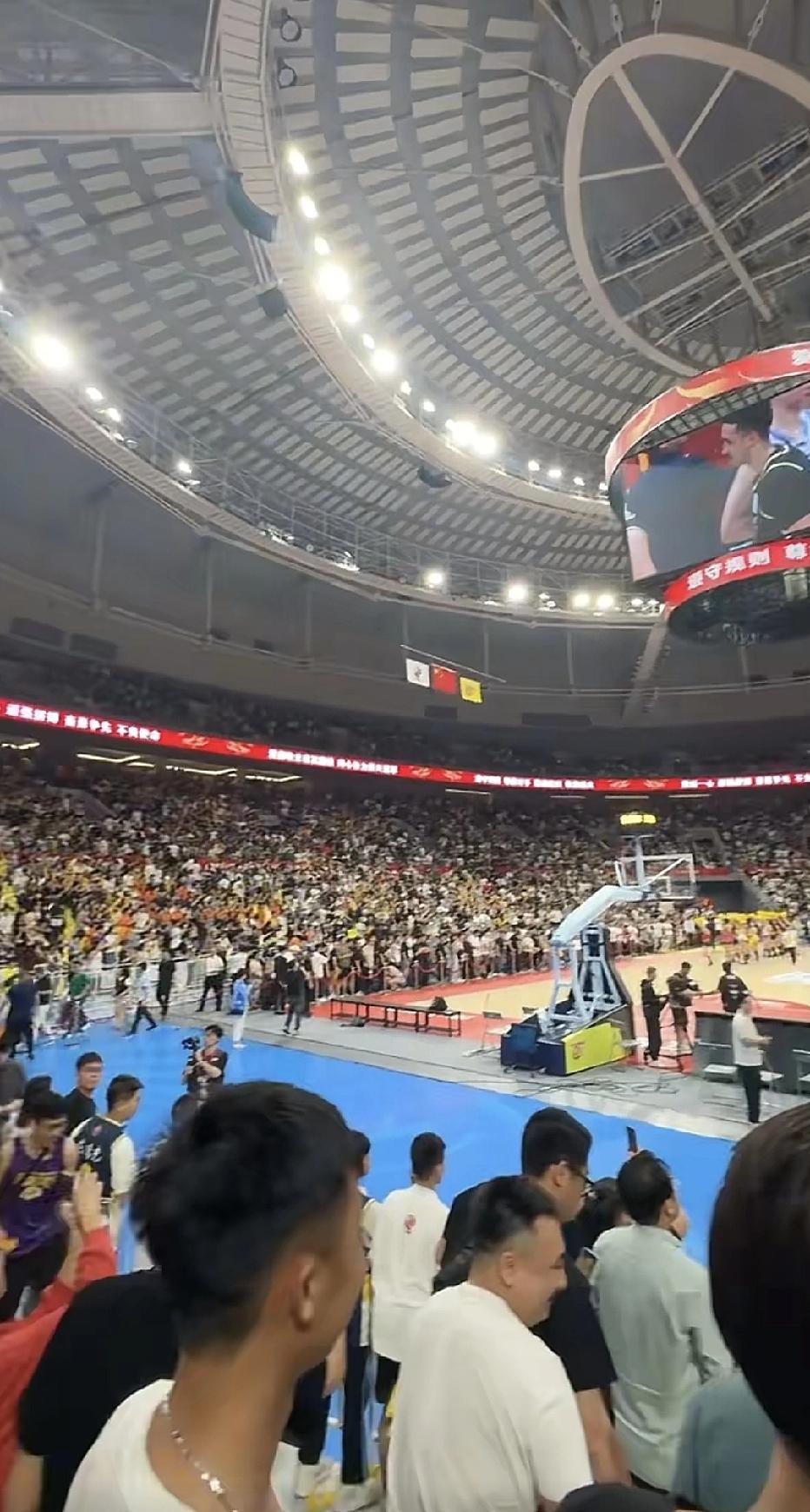 广东宏远第二主场顺德德胜体育馆座无虚席。这个上座率比东莞体育中心很多场次的比赛观