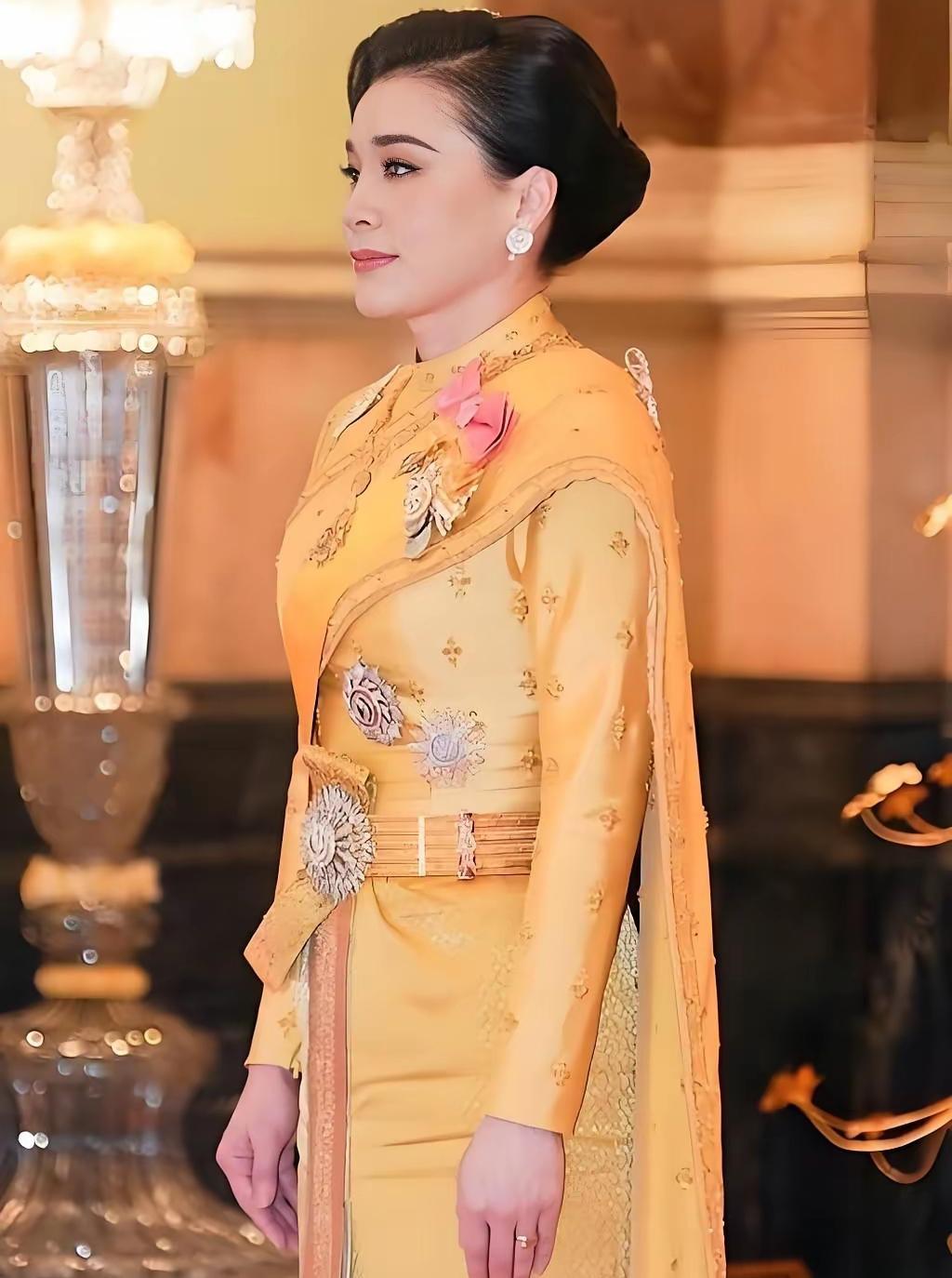 泰国王后苏提达文武全才，不屑于后宫争宠，是泰国的陆海空三军上将，有诸多文凭加持，