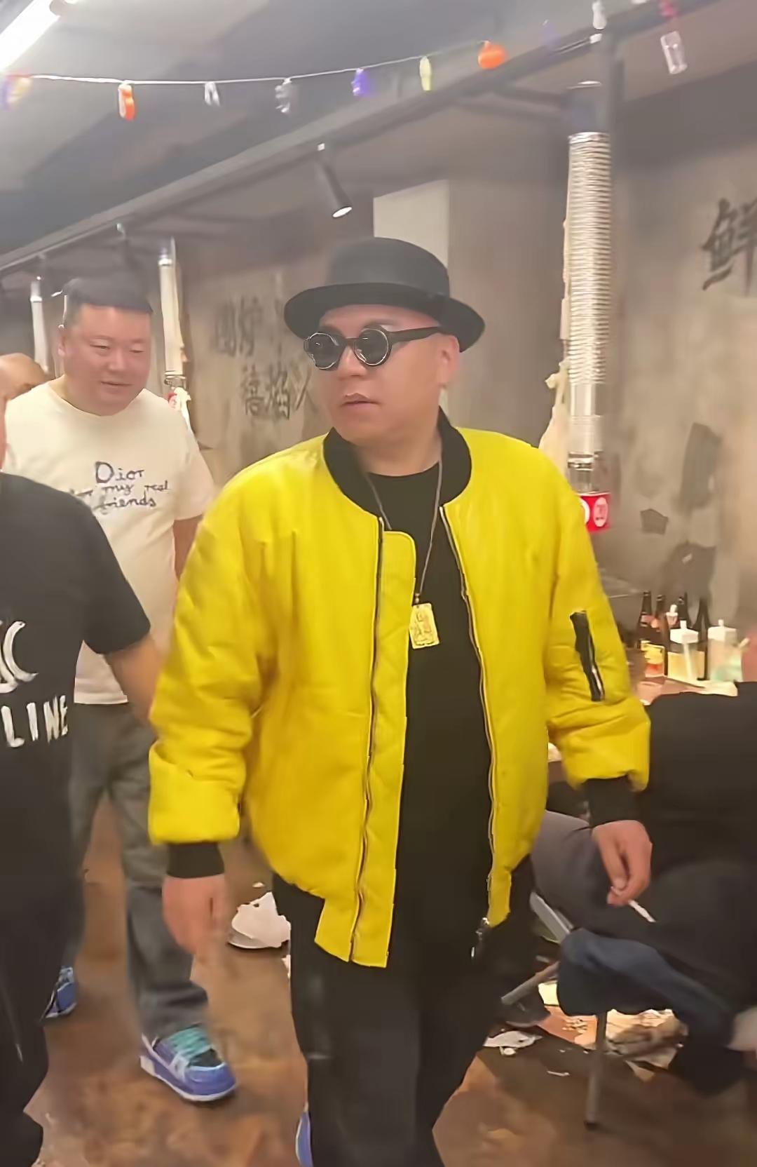 “大长脸”于洋与田娃现身沈阳一家烧烤小店。于洋为了不让别人认出来，带着帽子，捂