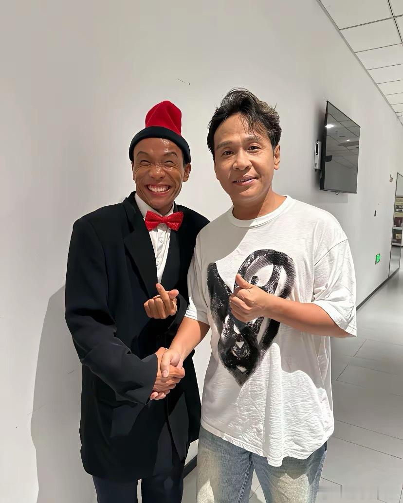 一直觉得宋小宝特别黑，看到模仿者和宋小宝的合影，突然觉得宋小宝还挺帅，真是没有对