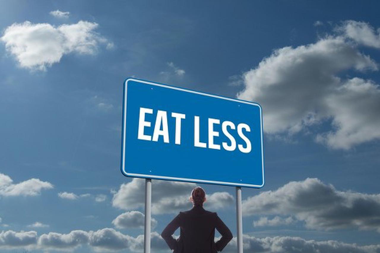 减肥主要靠吃得少还是锻炼呢?减肥靠吃得少还是锻炼，这得具体情况具体分析。锻炼