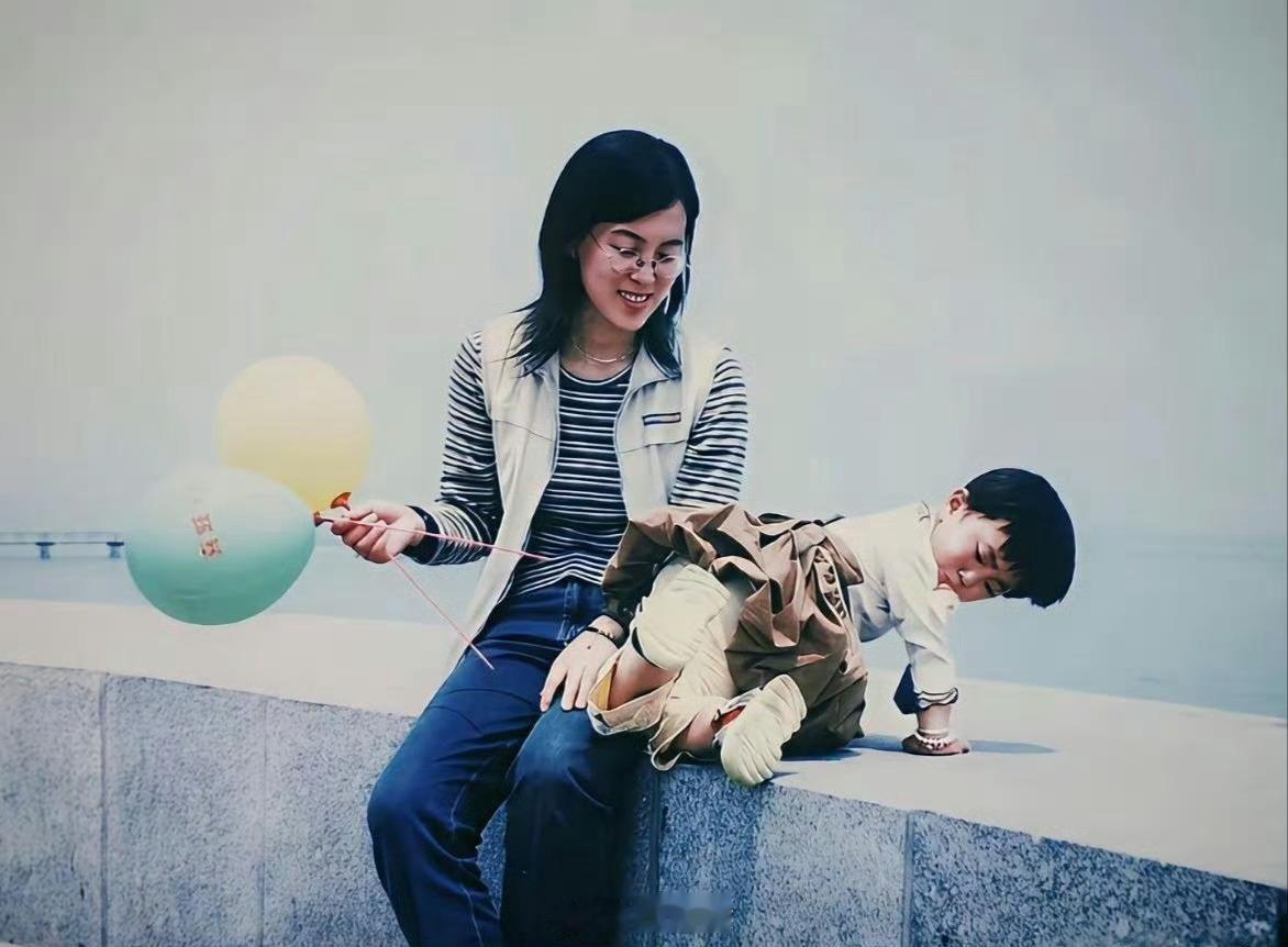 这么多年过去了，妈妈还是这样年轻
