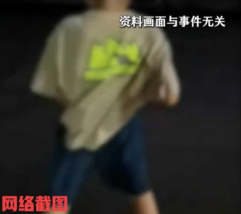 浙江有女子晚上出门遛狗。女子在经过一处河边时，看有大叔在河边站立，还以为有人