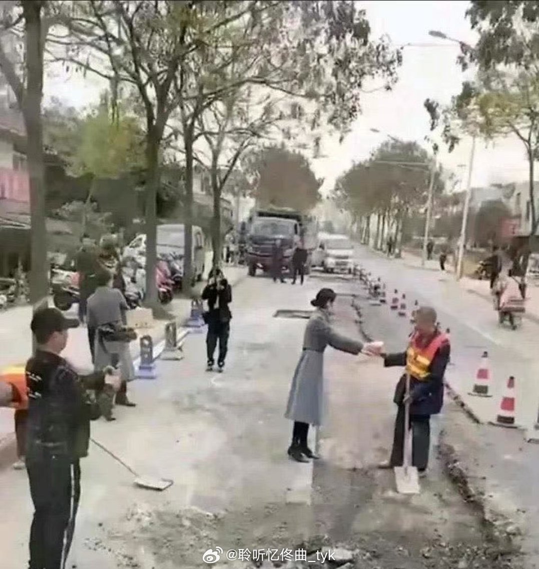 被第一张图感动，被第二张图恶心到了