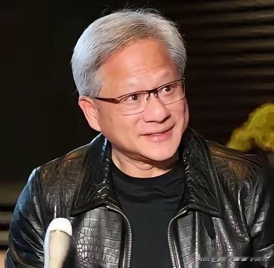5月15日记者问黄仁勋:为啥几十年穿同一款黑皮衣？他笑着说：“都是我老婆干的！我