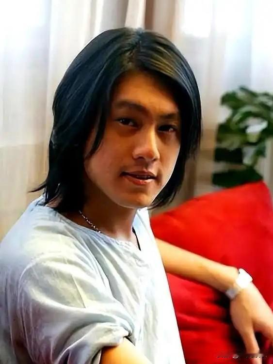 朱孝天悔得肠子都青了吧！[笑着哭]就算自己单独开演唱会，也不参加F4演唱会，结果周