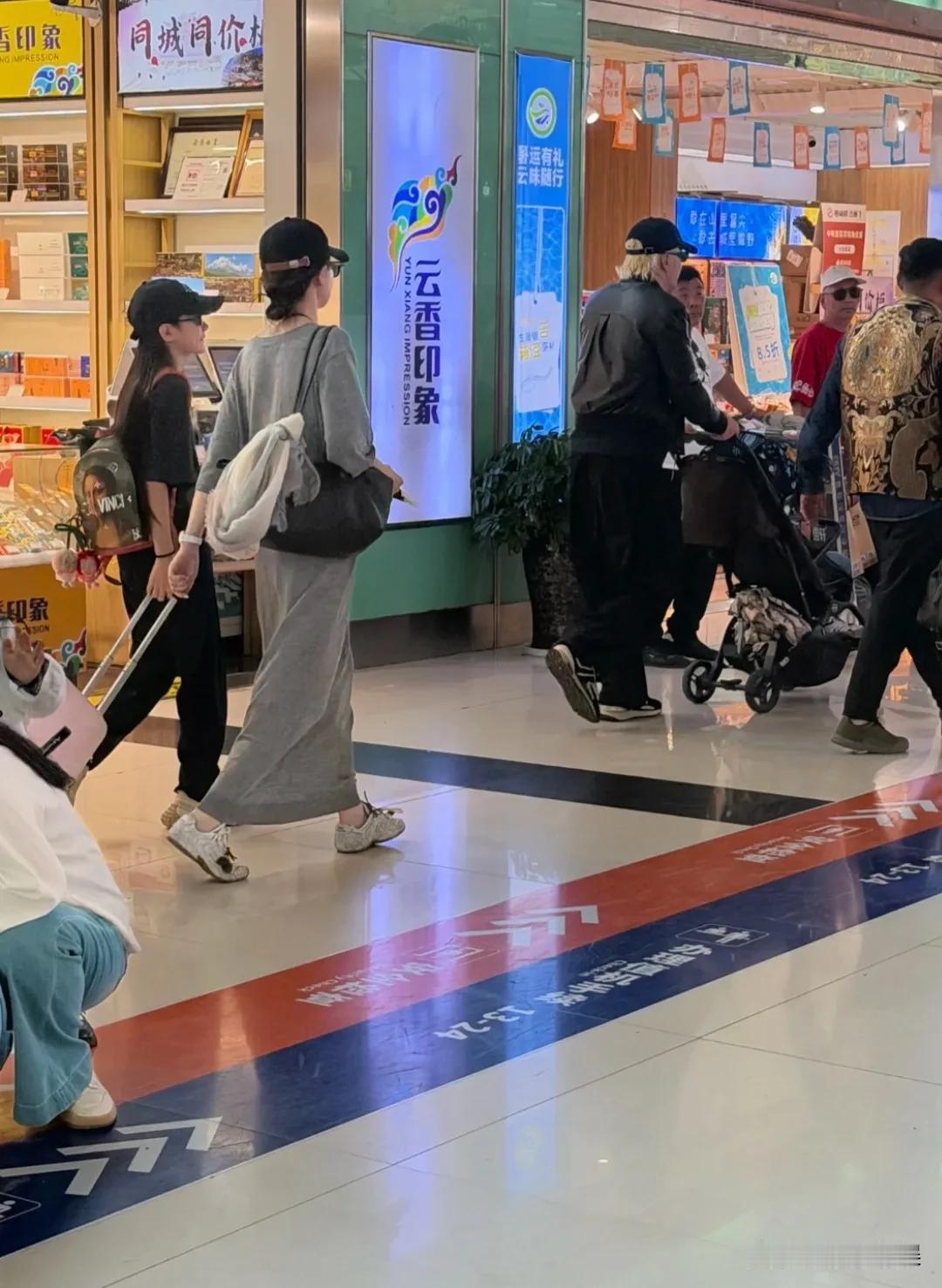 戚薇和李承铉，带着两个孩子去云南旅游，她女儿这么大了啊，这气质这范儿，真的跟妈妈