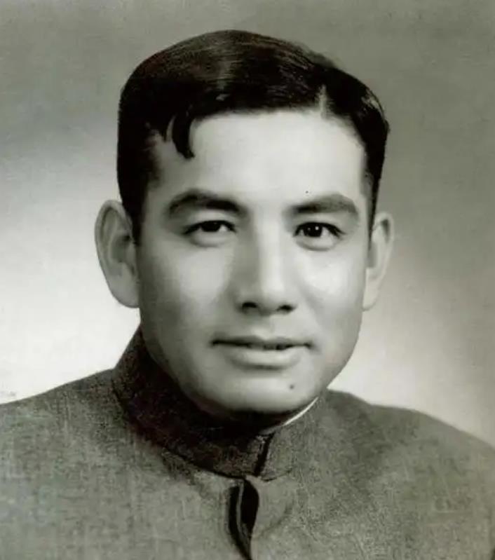 1935年冬，张灵甫回家后对妻子说：“我想吃饺子。”妻子转身去后院割韭菜时，谁张