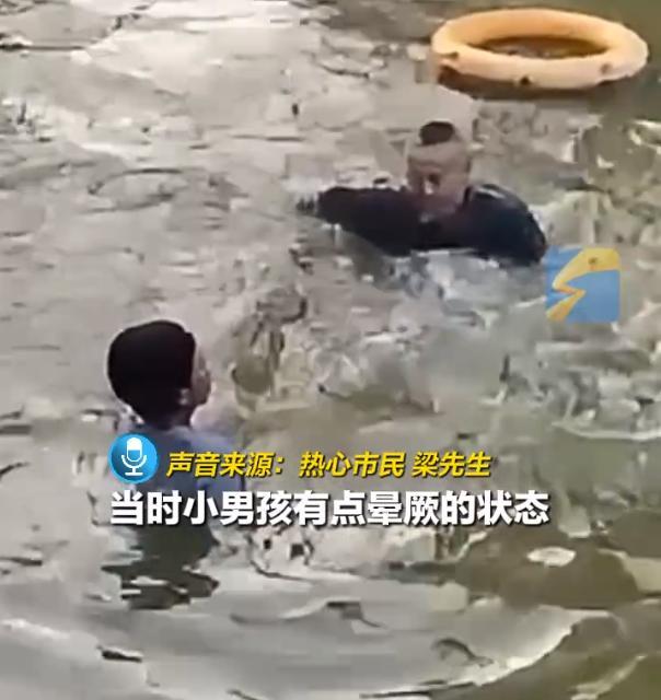 山东一大哥跳湖救小孩，手机都没掏就跳下去了！妻子埋怨道：“你怎么不把手机先拿出来