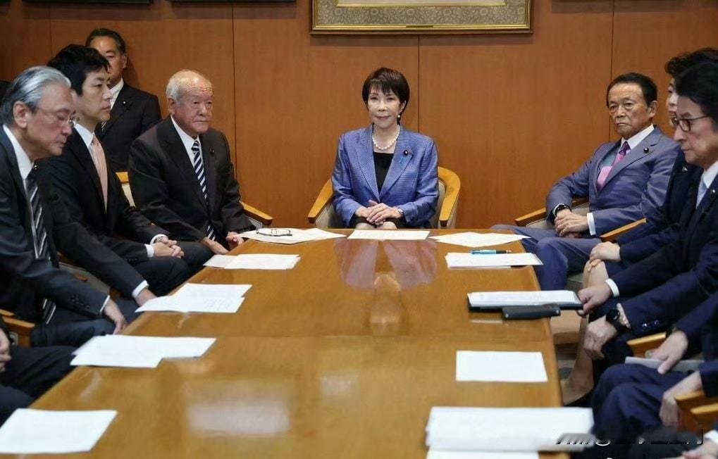 日媒报道，麻生太郎表态赞同高市早苗的涉台言论。麻生声称，高市只是态度坚定地重申