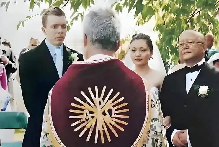 王刚的洋女婿彼得，出身伦敦名门，却毅然“嫁”到中国，成为这个大家庭的一员。彼得自