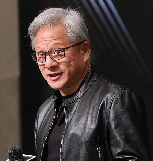 黄仁勋这是急了？4月15日，他在播客访谈中表示，芯片并非浓缩铀，卖给中国有何不可