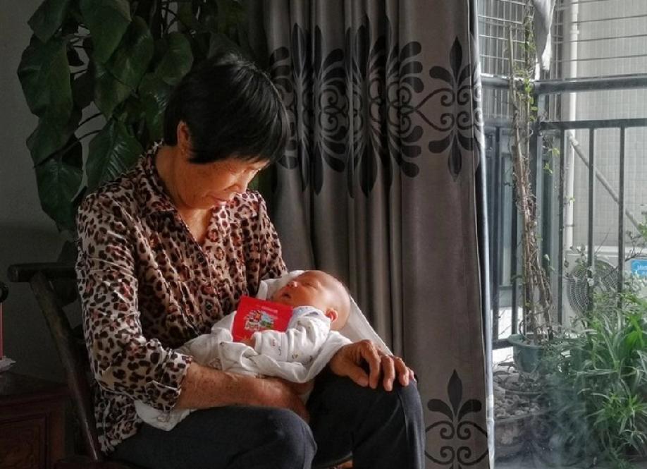 牟平一阿姨去女儿家帮忙带孩子，女儿让阿姨抱孩子时戴上口罩，阿姨嫌戴口罩闷，不愿意