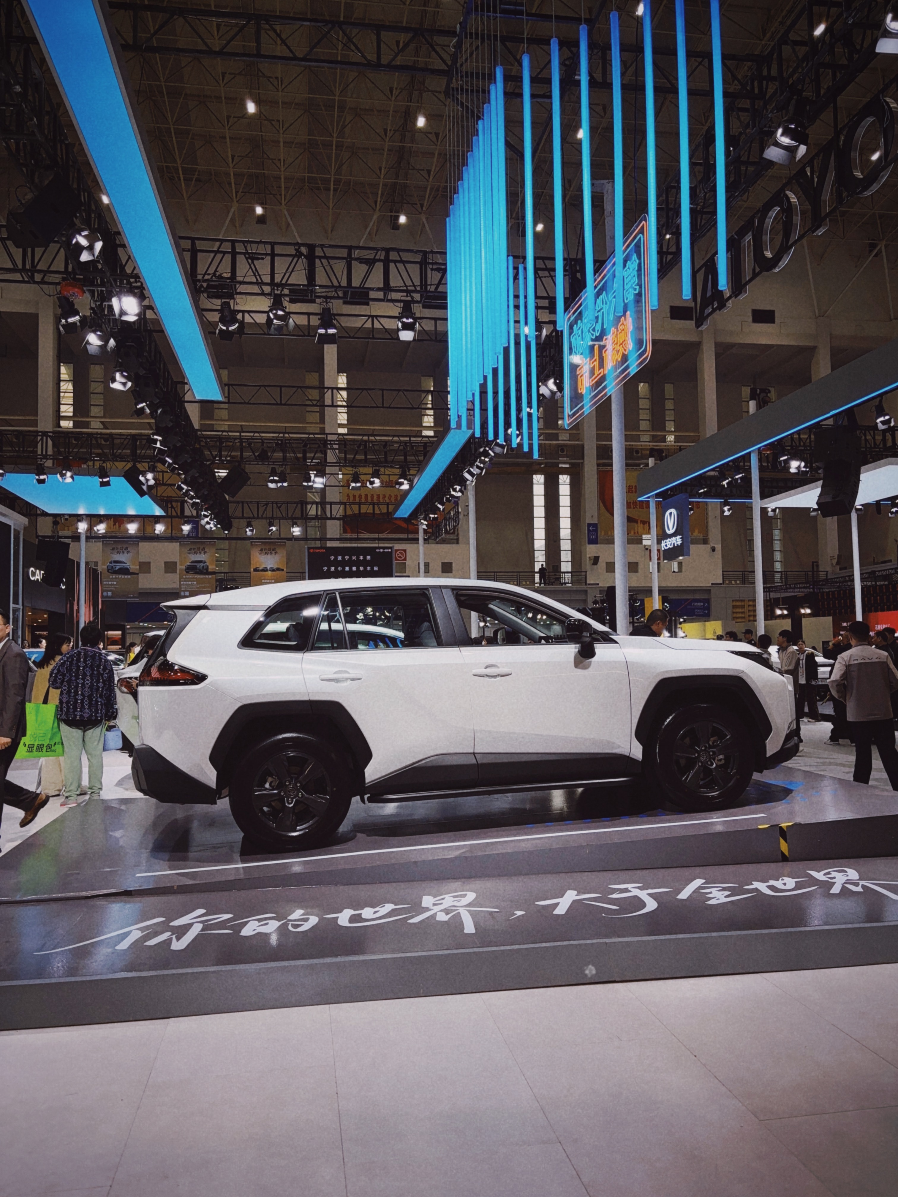 翻到后座地台全平台，RAV4现在混动都只要十小几万了，也不见宣传不见广告的，新款