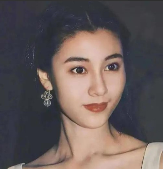 当年，张信哲和李嘉欣参加活动时，张信哲突然表白道：“嘉欣，我喜欢你！”李嘉欣冷漠