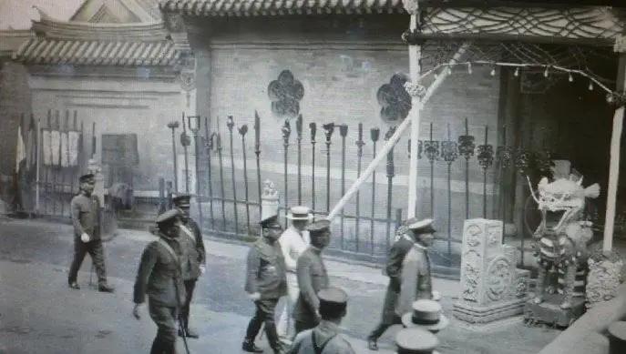 1928年，张学良秘密乘坐军列返回奉天的途中，张学良对着卫队营营长崔成义说道：经