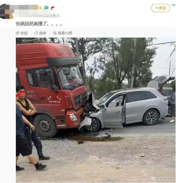 刚刚有网友爆料，某地发生交通事故，一辆疑似理想L系的SUV正面撞上了大货车，现场