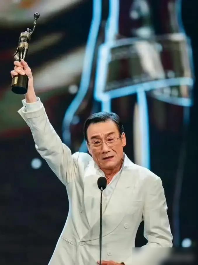 当年被封杀，影帝梁家辉在铜锣湾摆地摊，还被黑帮用枪指着头押去拍戏，你猜谁单刀赴会