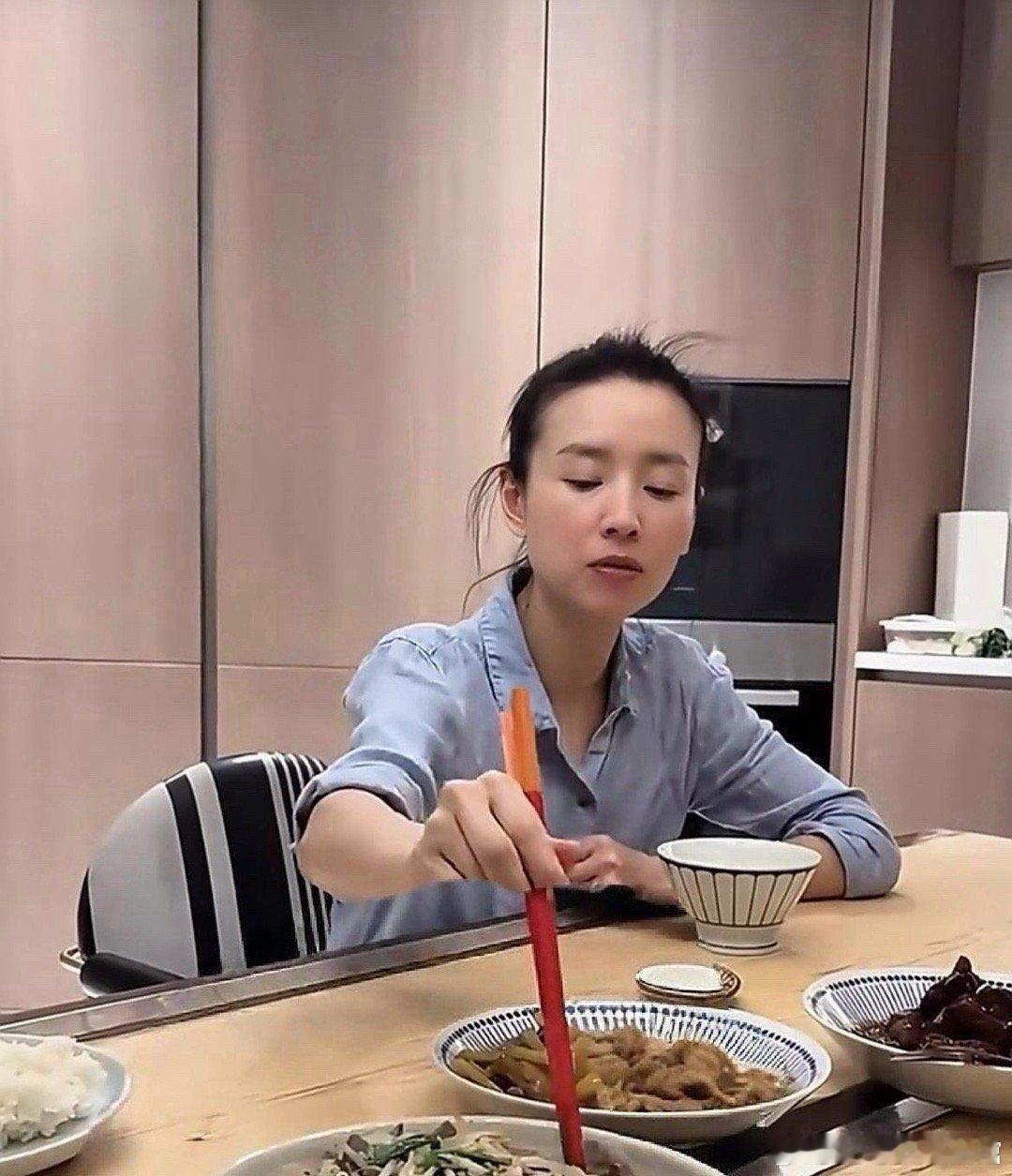 董洁家的桌子为什么裂了缝？