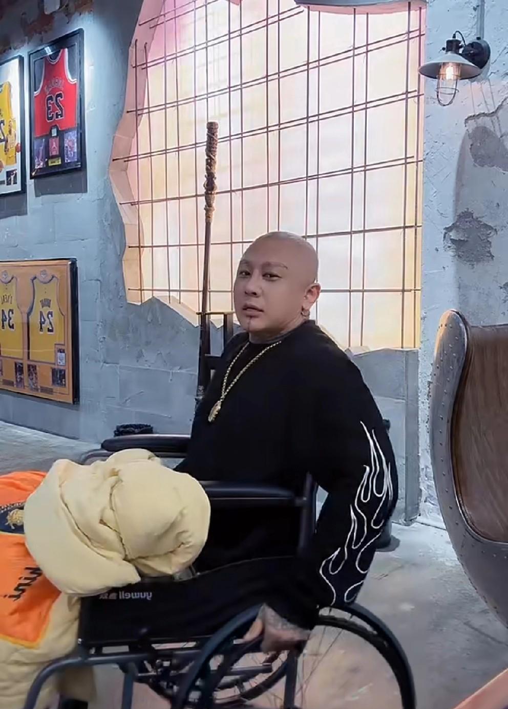 方丈“身残志坚”回应停播，脚崴尿裤子了！我说我腿走走路崴