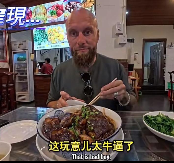 英国博主第一次吃猪蹄，用酱汁拌饭直呼是“黄金液体”味道惊人的美味，肥而不腻入口即