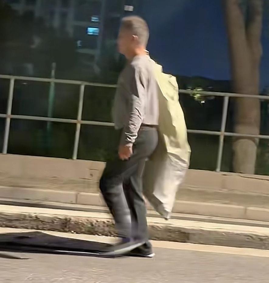 沈巍的捡垃圾是一种“灵活就业”，这是一种社会福利，他比普通的上班族更能享受到精神