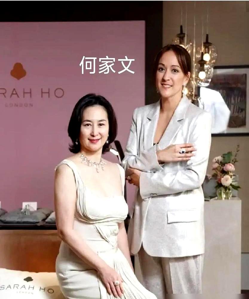 在赌王的葬礼上，场面一静下来时，最刺眼的不是花圈，是两姐妹的落差：何超琼珠宝叮当