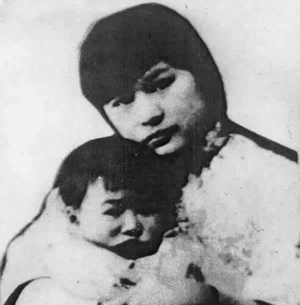下图为陈乔年烈士的妻子史静仪和他幼年夭折的儿子陈红五。1927年夏天的上海码头