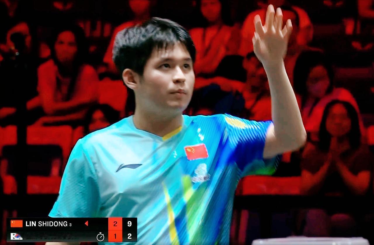 林钟勋经过2次发球回抛判罚，最终被林诗栋3:1拿下。可能新加坡和海南气候相
