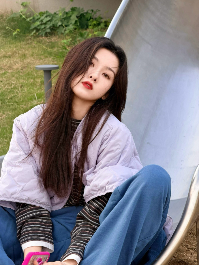 宋祖儿滑滑梯宋祖儿滑滑梯真的把「甜妹氛围感」拉满了！休闲穿搭配松松扎起的头发，和