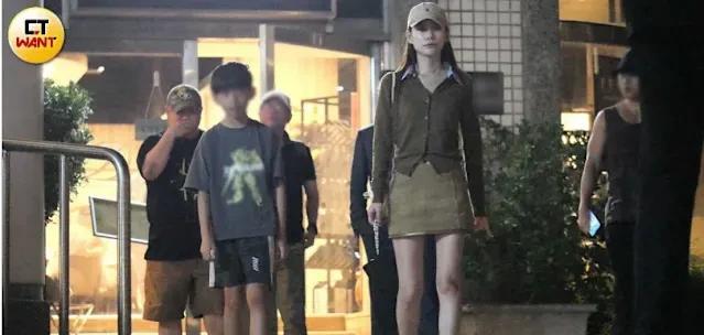 汪小菲带箖箖去大佬家了？台媒今天放出了菲梅带孩子出行的画面。画面拍摄于8月20号