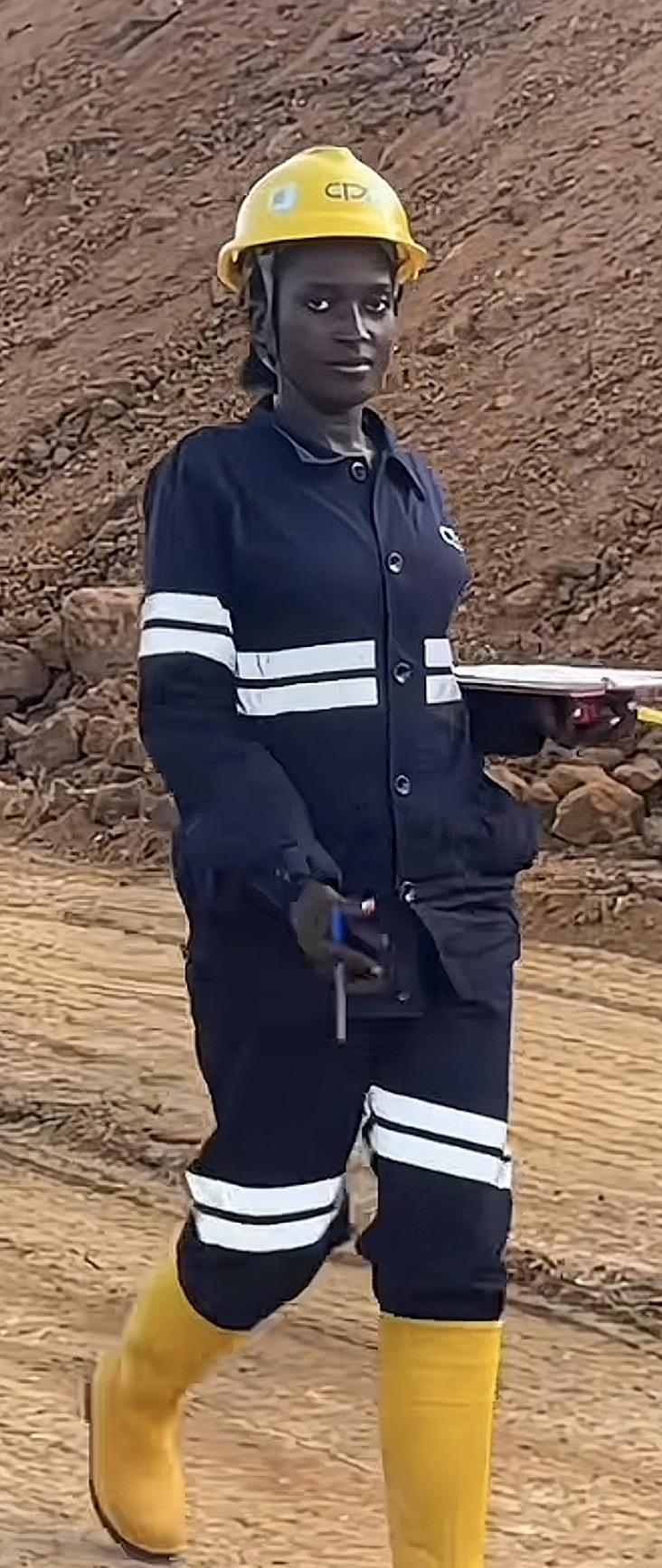 工地上的小姐姐，安全帽护身，工作服显专业，安全第一！