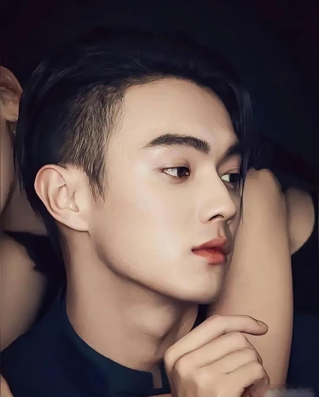 许凯现在已经不是于正‎⁠主推⁠的人了，所以他﻿在公司的地﻿﻿位﻿﻿确实掉了不少。