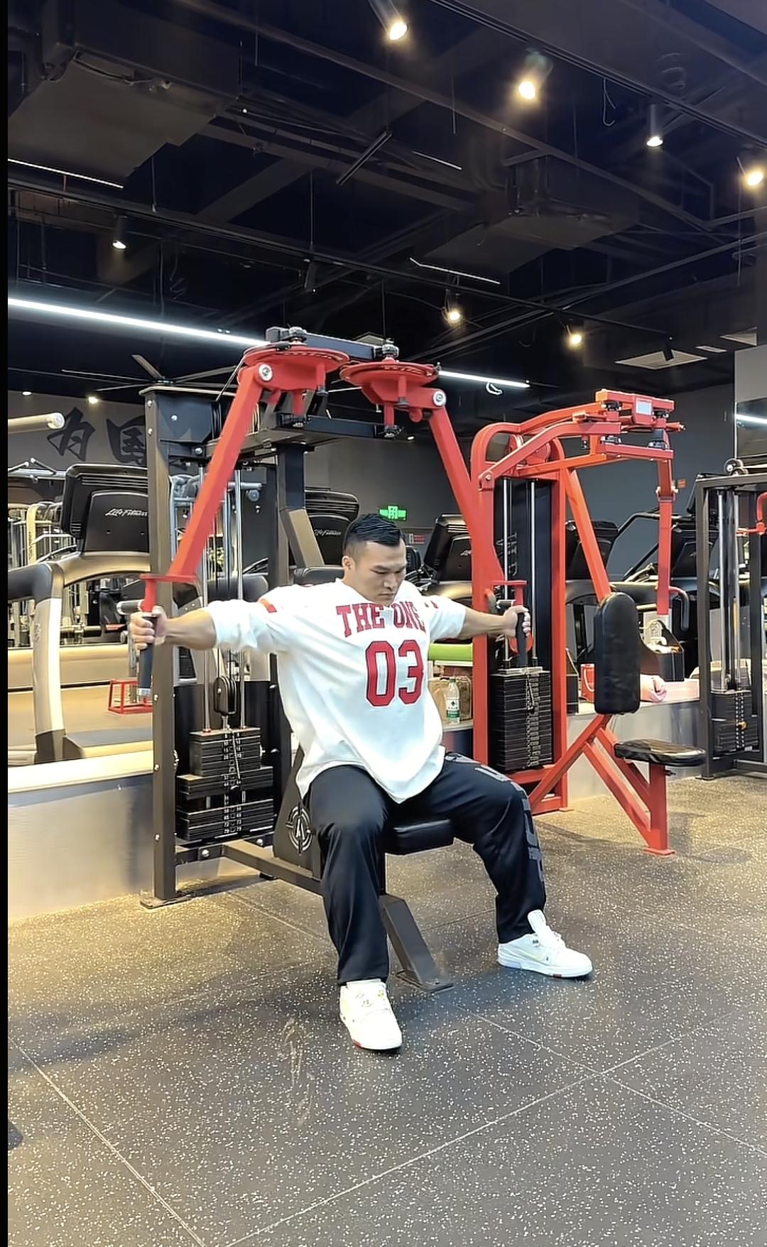 30岁健美八冠猝然离世，奖杯旁的遗憾敲响健康警钟刚得知一个让健美圈痛心的