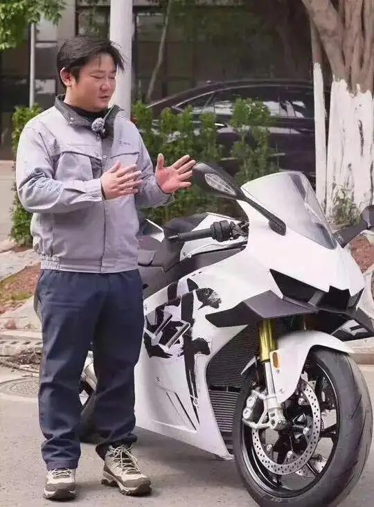 张雪机车夺冠后，他的公司接下来需要注意以下几点： 张雪机车拿下两届世界冠军后