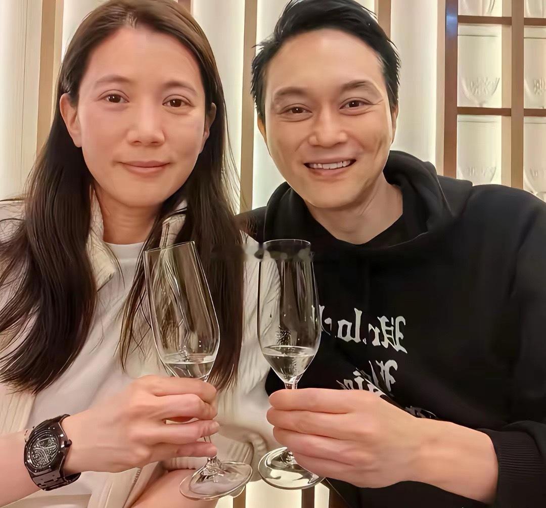 袁咏仪45岁时，主持人问她:“你理想中想生几个孩子？”袁咏仪脱口而出:“最少两个