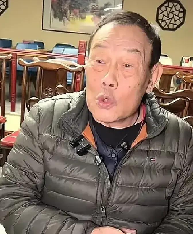 高峰在台上做第三个俯卧撑时，贯口一个磕绊都没打。杨威空翻落地，绕口令字字砸进话