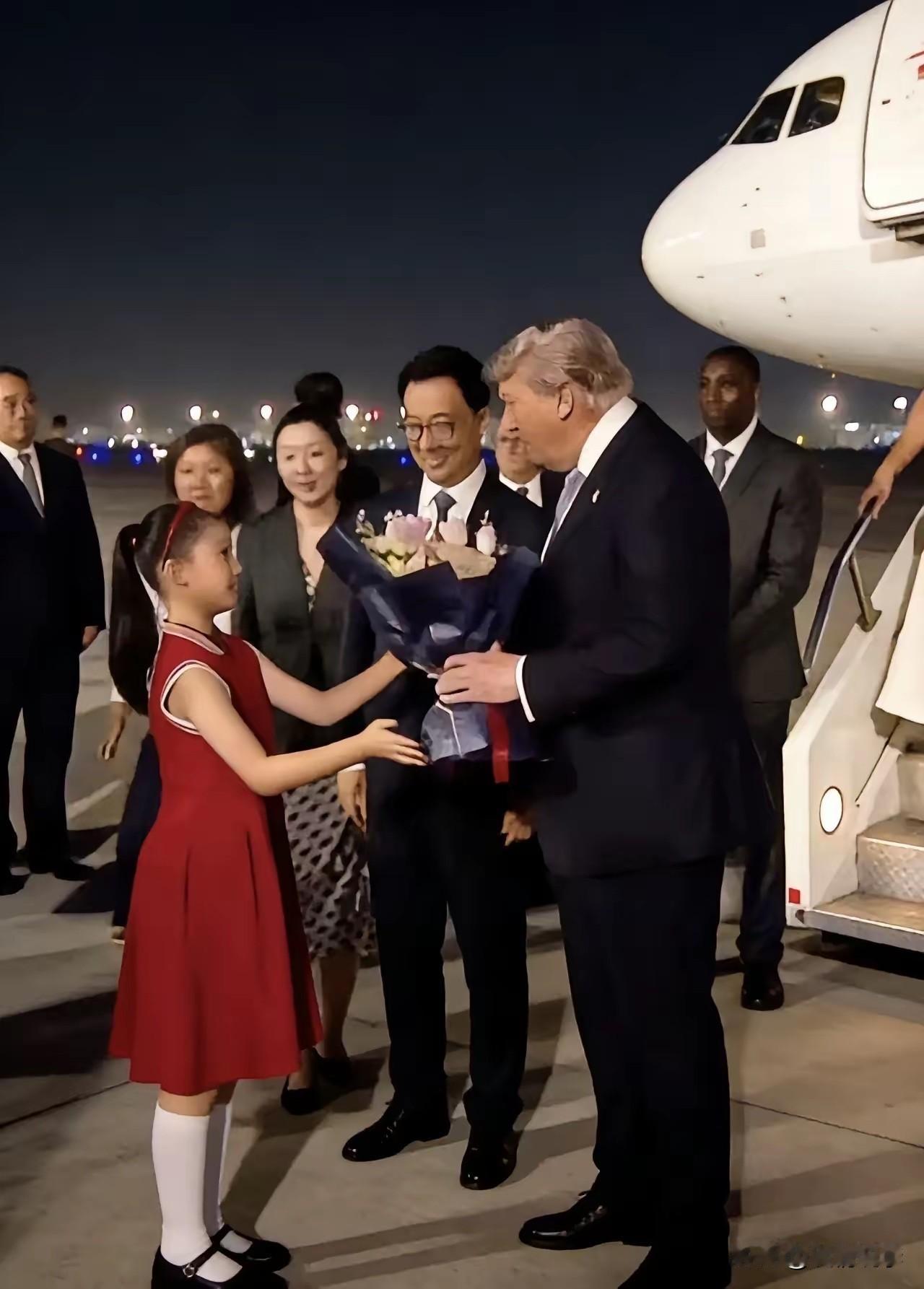 红裙子小姑娘，刷屏了！真好！小姑娘一件合体的红色连衣裙，扎着马尾，戴着红