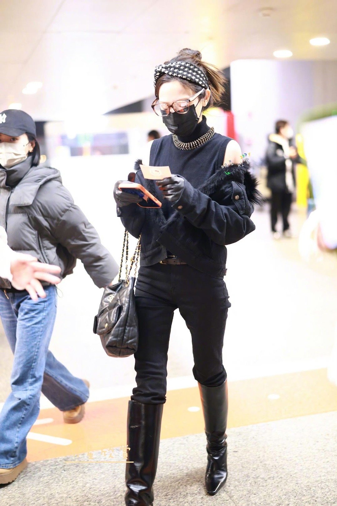 彭小苒到现在还戴着浪姐时的眼镜别人换造型像换季，彭小苒换眼镜像续约！这款透明框