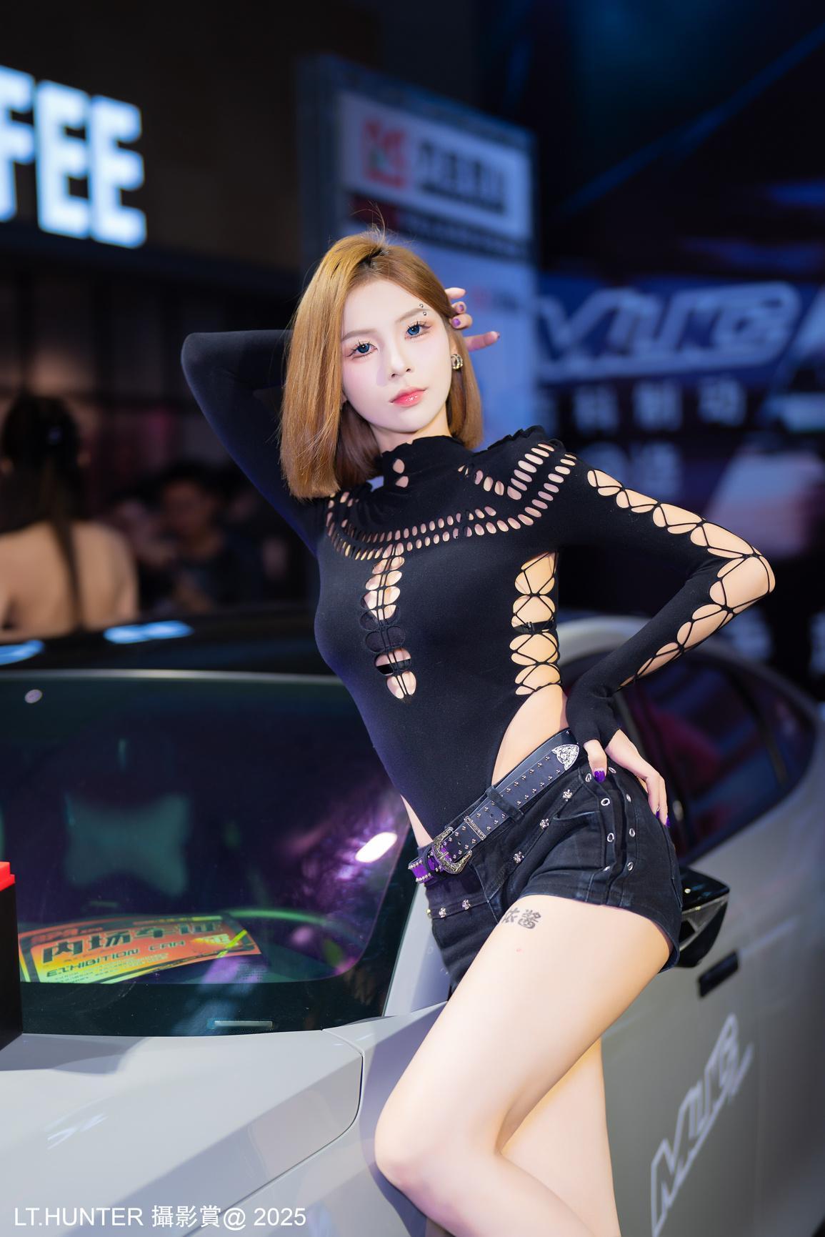 美女车模穿搭写真