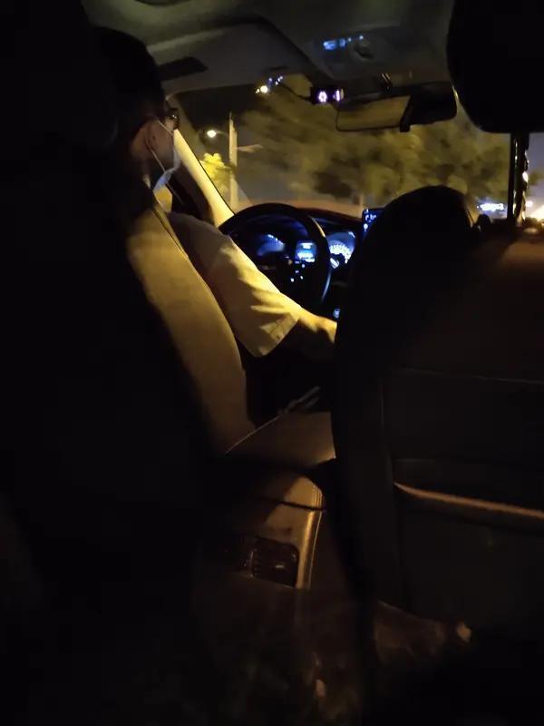 5月20日凌晨2点，在G50沪渝高速上海段发生了一件离谱事儿。女乘客李女士坐网约