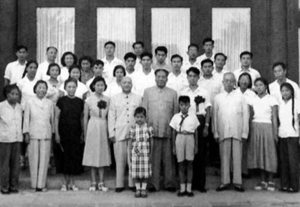 这天，孔令华带女友回家见家长，然而父亲孔从洲在见到女孩后，却大为震惊，当晚便拉着