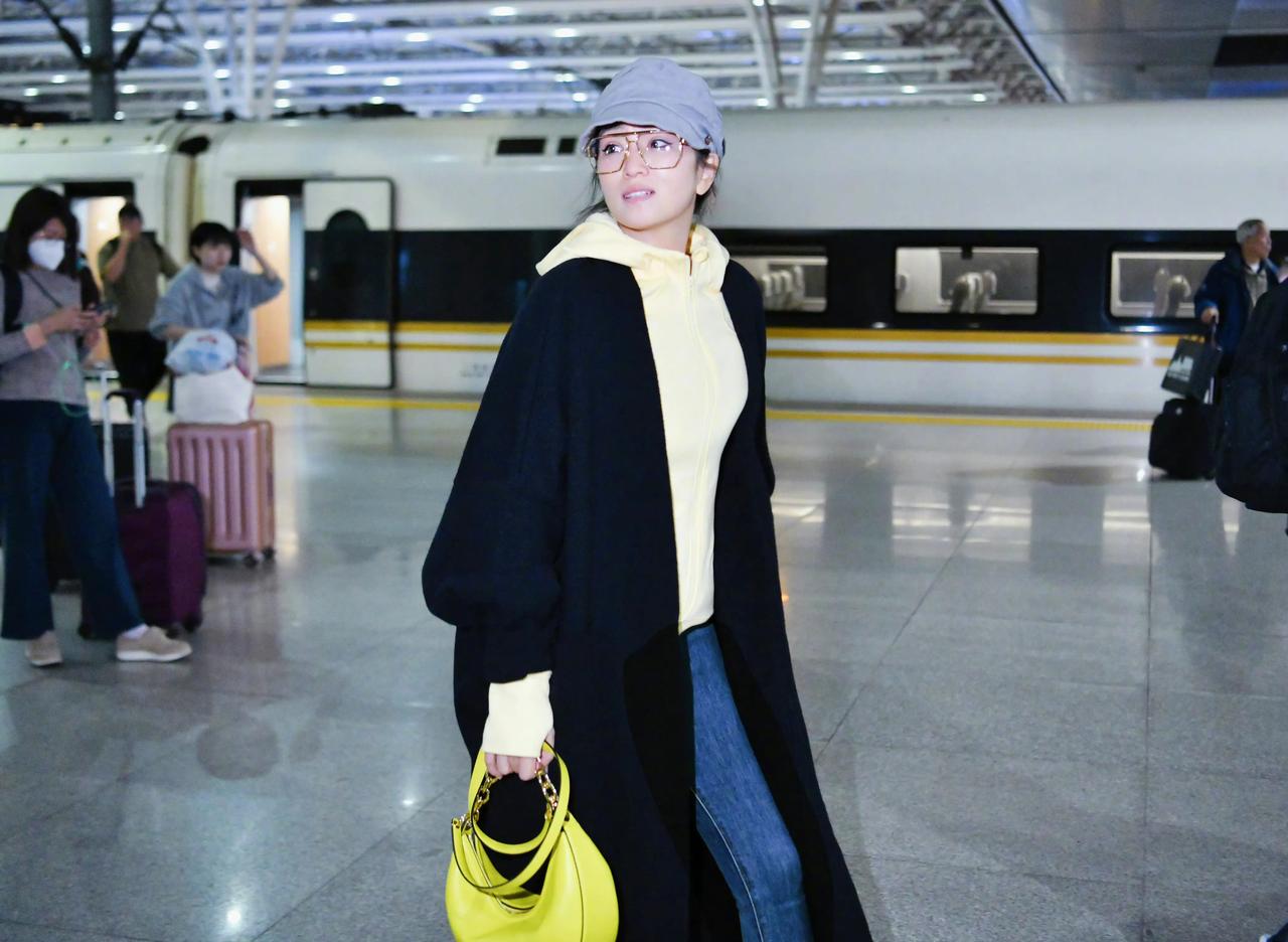 高铁站偶遇巩俐，本人好高啊，打扮得像少女一样，气质清新又矜贵。