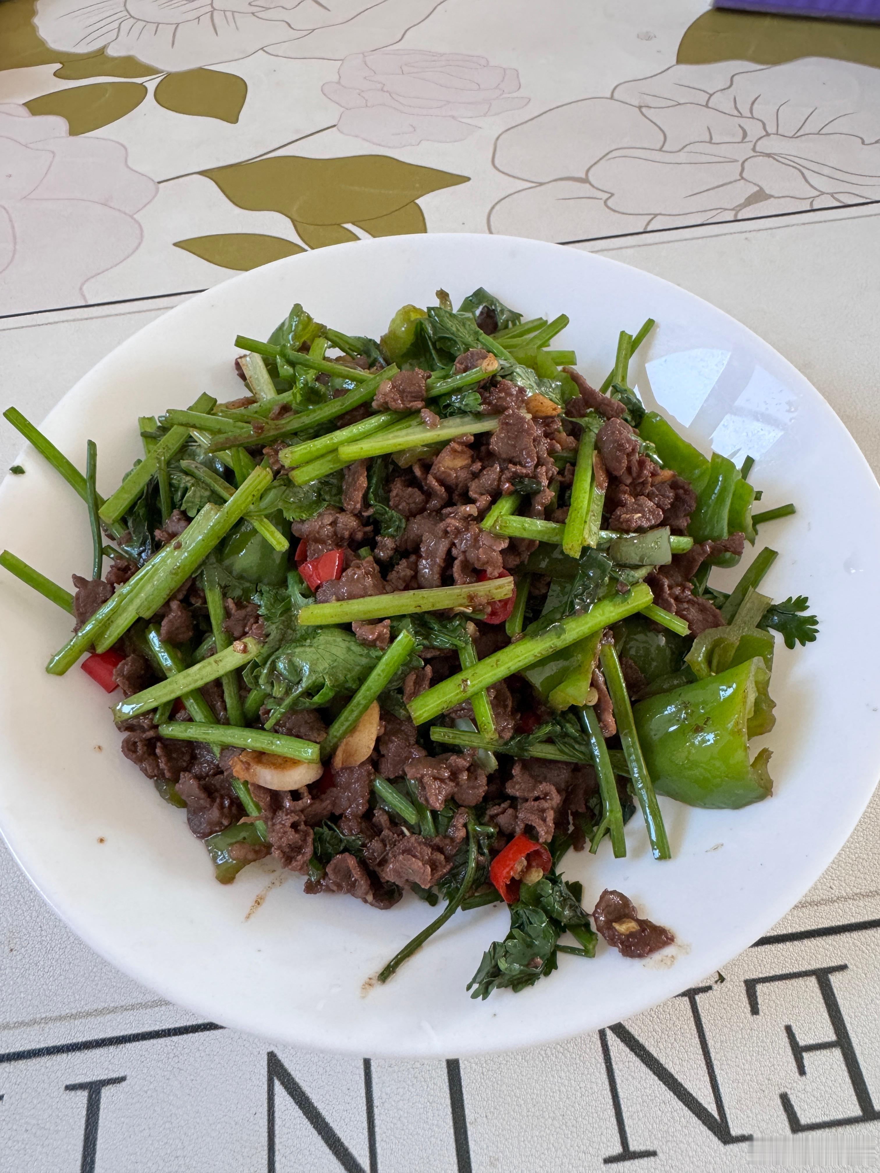 简单露一手，小炒牛肉，香菜放多了，但是真香啊​​​
