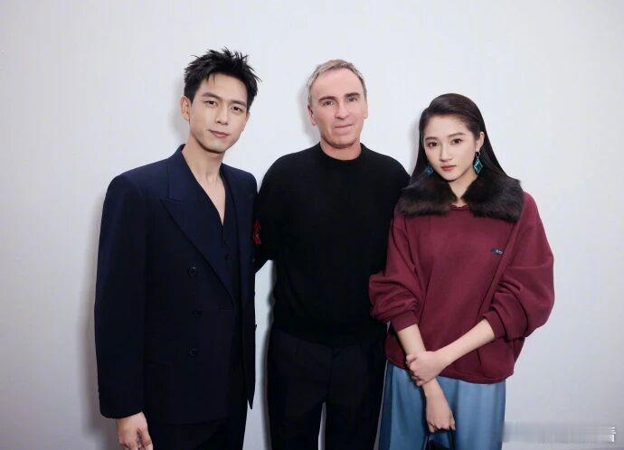 平台S＋级别现偶《你那儿几点》深度接触李现和关晓彤。这个饼一直在si磕李现，女主