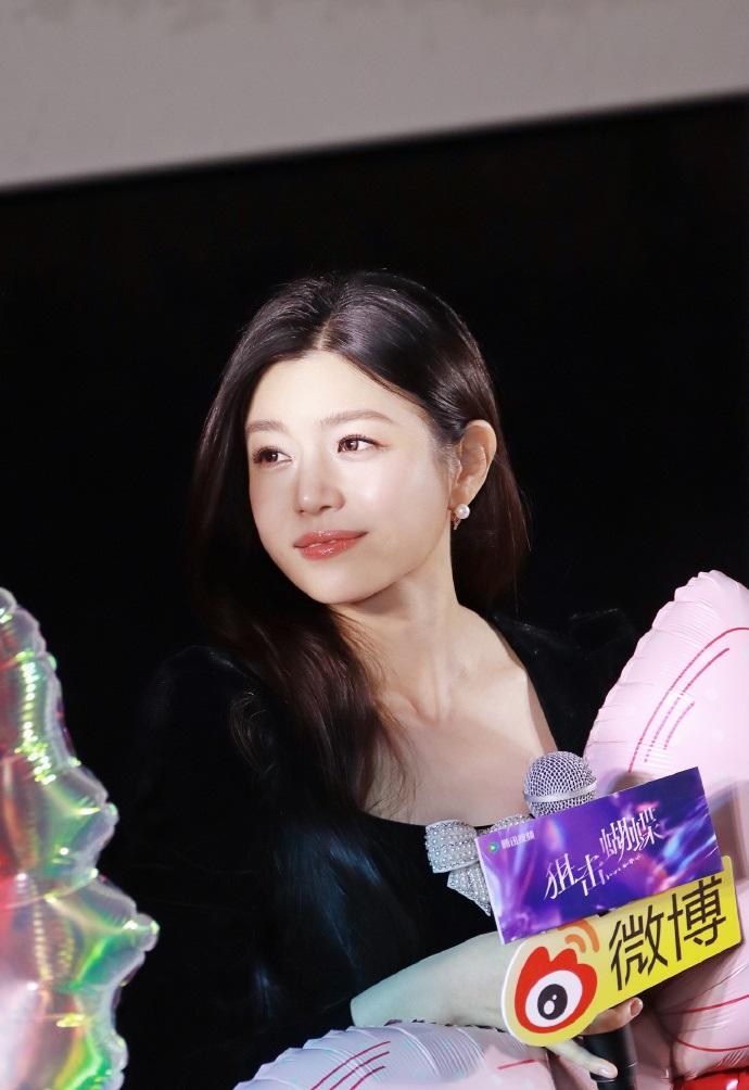 最近陈妍希在出席活动的时候搭配了一身黑色的衣服，不过看起来年轻又迷人，还很有时尚