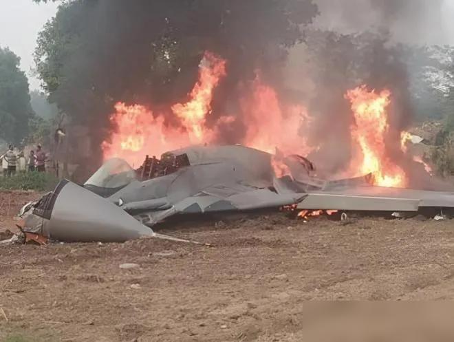 美军，快绷不住了。短短三天，航母洗衣房起火，加油机坠毁，法军基地遇袭。这可不