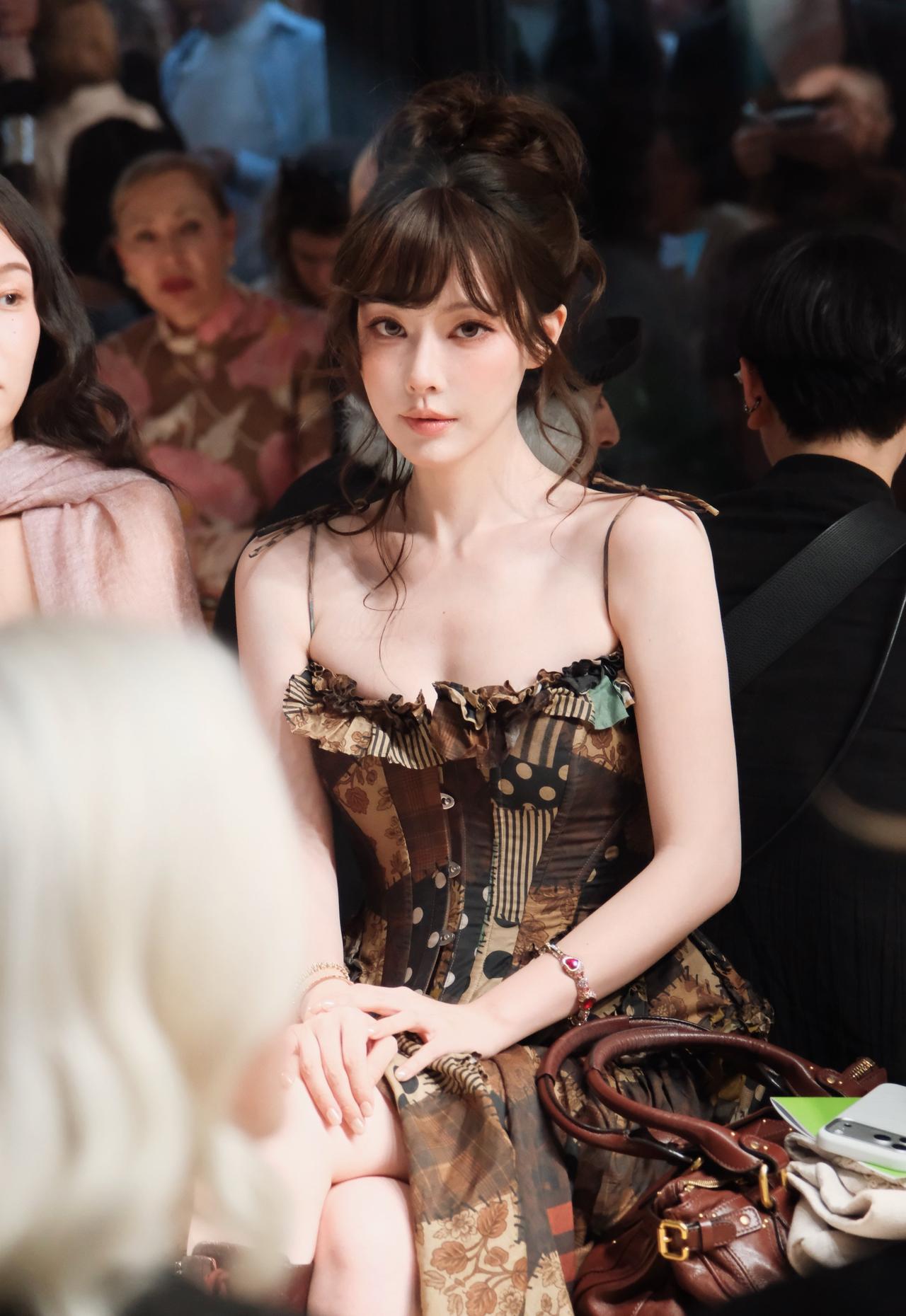 一枝南南拼接波点碎花吊带corset，复古又带着野性甜酷