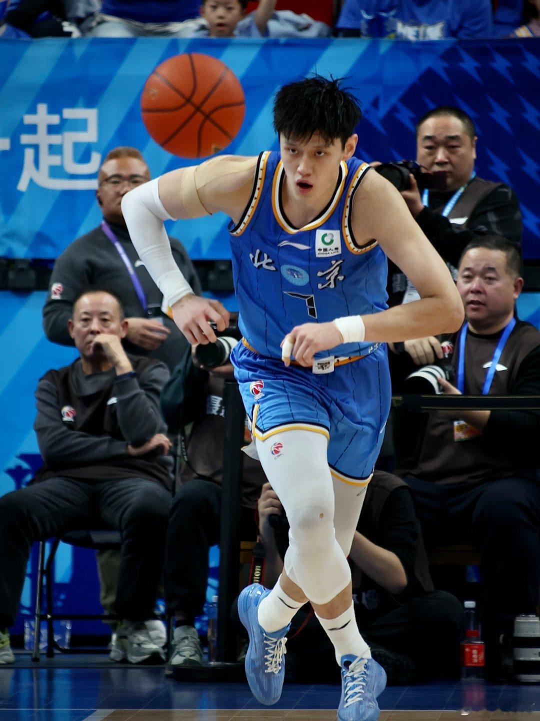 北京首钢曾凡博又被迫伤停了，赵睿和方硕下场也肯定打不了，我想说：第一，那些还在